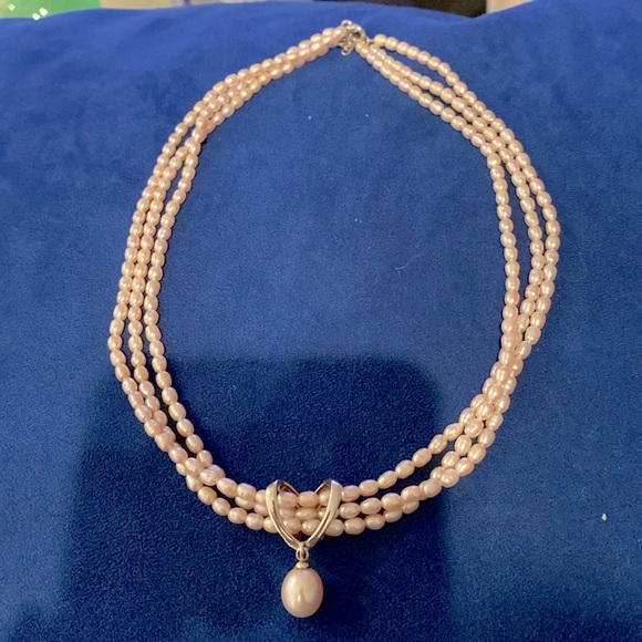 Beautiful authentic pink pear necklace with larger white Pearl center. - Picture 1 of 4